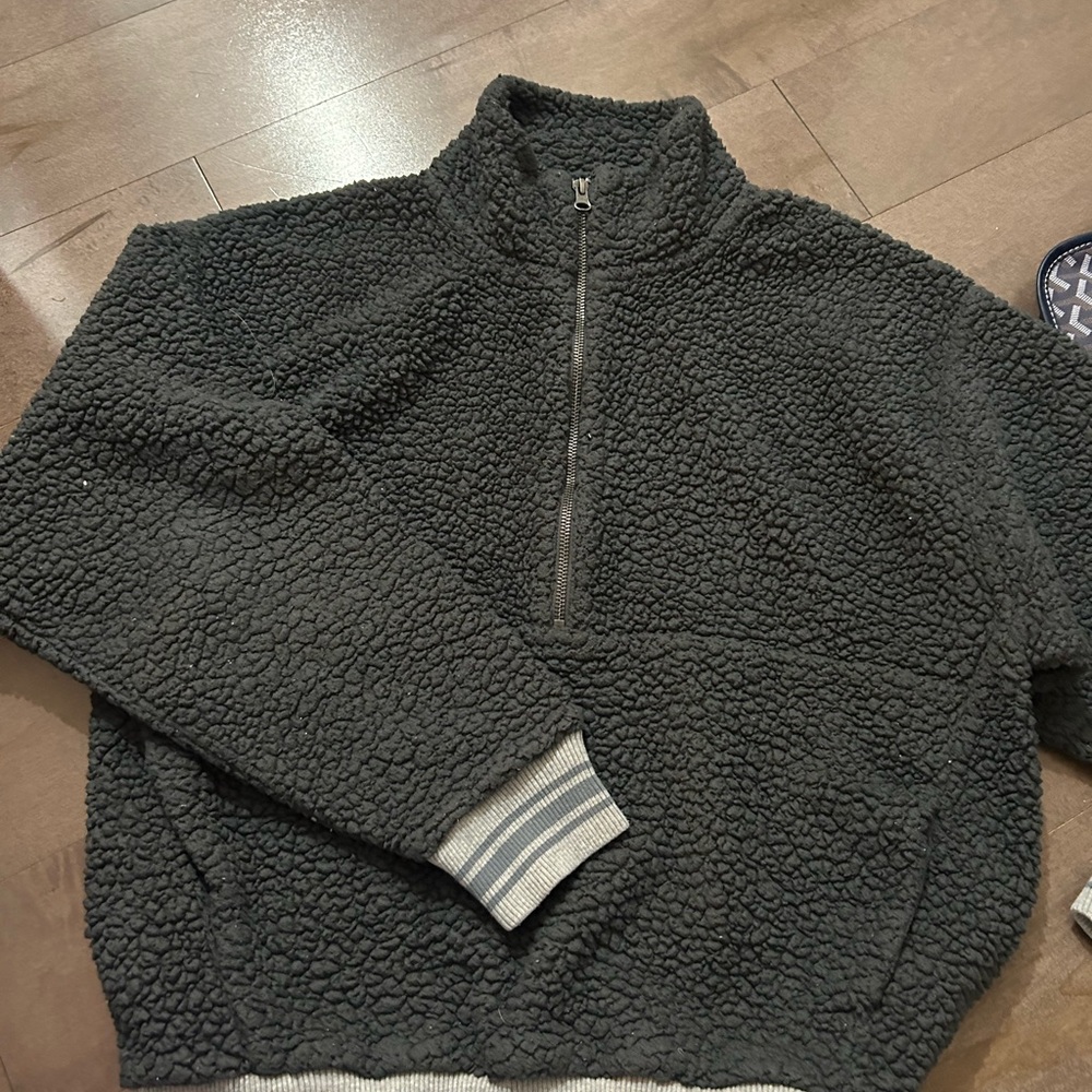 Aerie/ American eagle fluffy quarter zip. In perfect condition